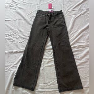 new, never worn Edikted low waisted mom jeans